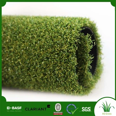 Rumput sintetik meletakkan hijau